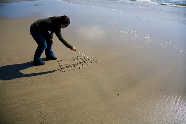 Молодая Женщина Рисует Дом Пляже — стоковое фото