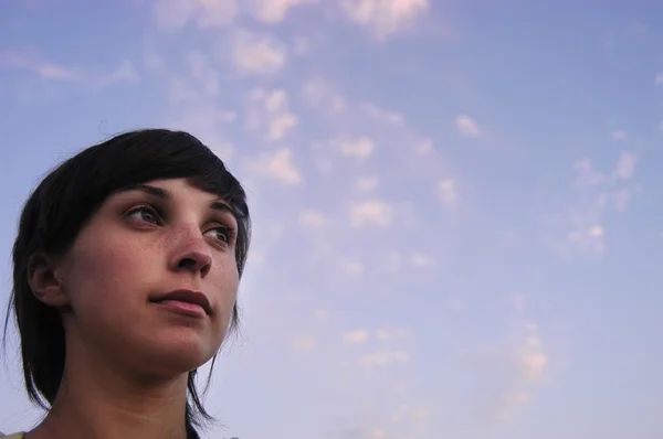 Hüzünlü Bir Genç Kız Gökyüzü Arka Plan Olarak — Stok fotoğraf