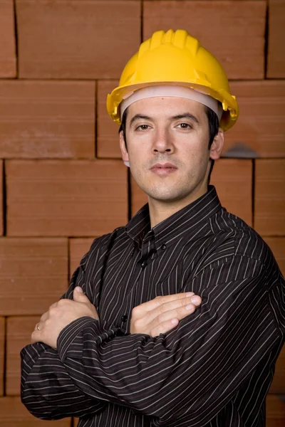 Arka Plan Olarak Bir Tuğla Duvar Ile Sarı Şapkalı Mühendisi — Stok fotoğraf