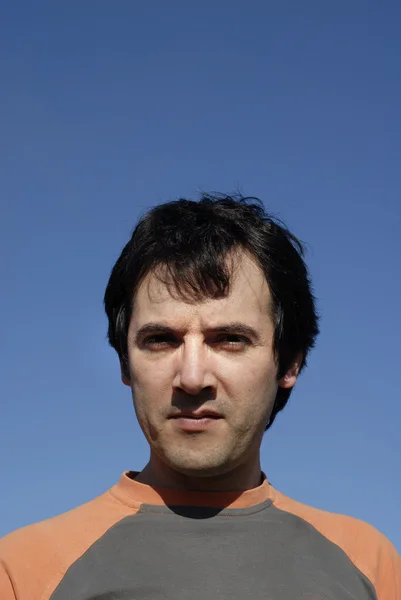 Portret Van Man Met Zon Een Schone Blauwe Hemel — Stockfoto