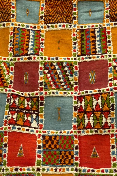 在一条街道的摩洛克非洲地毯背景详细 — 图库照片