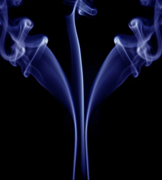 Αφηρημένη Γαλάζιος Καπνός Που Βγαίνει Ένα Μαύρο Φόντο — Φωτογραφία Αρχείου