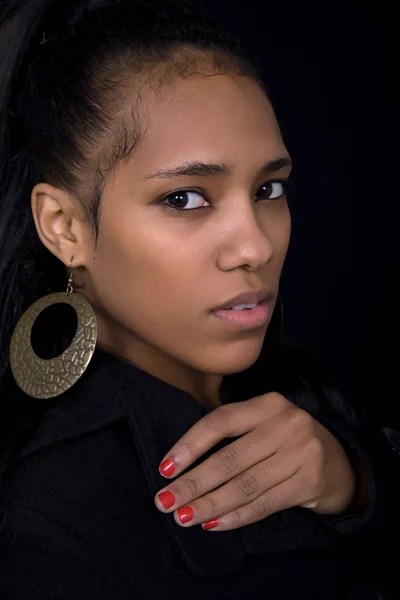Genç Güzel Kadın Portre Siyah Arka Plan Üzerinde Kapat — Stok fotoğraf