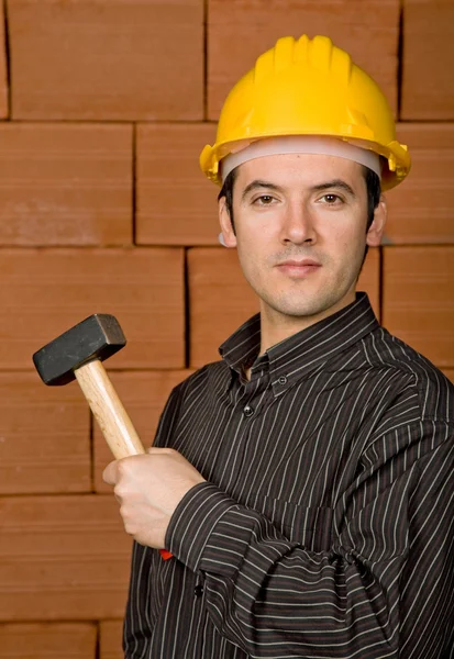 Mann Mit Gelbem Hut Mit Backsteinmauer Als Hintergrund — Stockfoto