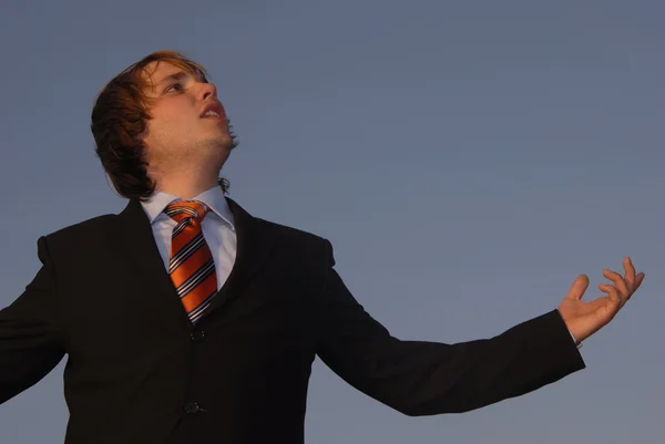 Mann Mit Offenen Armen Und Dem Himmel Als Hintergrund — Stockfoto