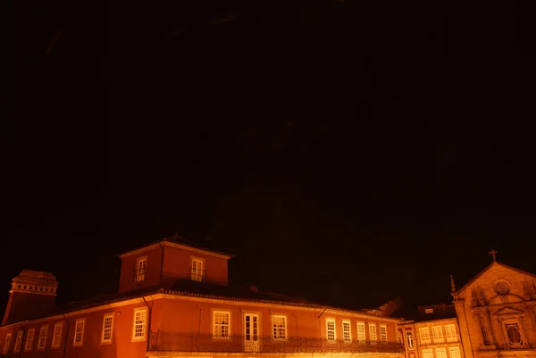 黑夜中的古代葡萄牙建筑 — 图库照片