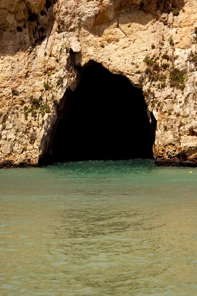 杜埃洞穴在马耳他戈佐岛海滩 — 图库照片