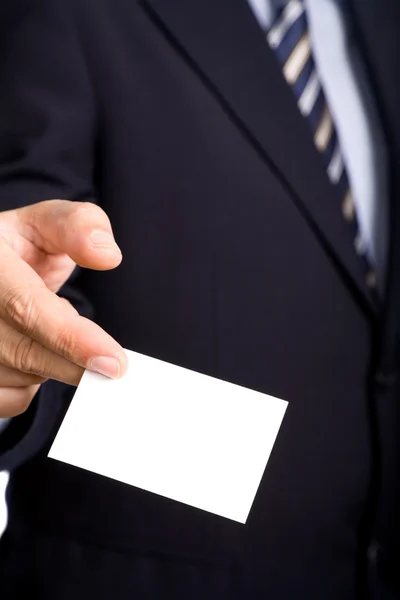 Λεπτομέρεια Ενός Χεριού Του Άνθρωπος Των Επιχειρήσεων Προσφέροντας Businesscard — Φωτογραφία Αρχείου