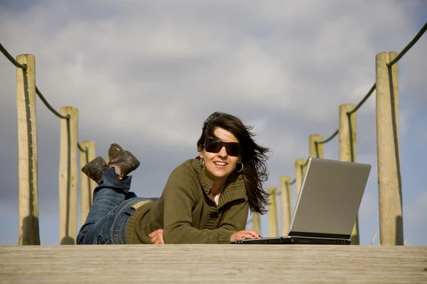 Mujer Joven Que Trabaja Con Computadora Playa — Foto de Stock