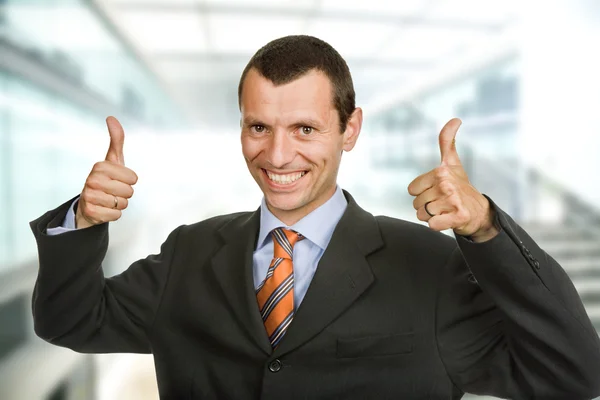 快乐的年轻商业男人出现的拇指 — 图库照片