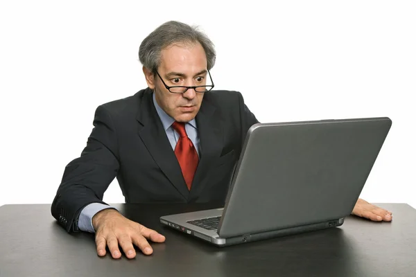 Зрелый Бизнесмен Работающий Своим Ноутбуком — стоковое фото