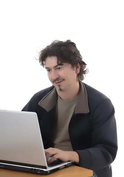 Casual Young Man Portrait Verkabelung Mit Personal Computer — Stockfoto