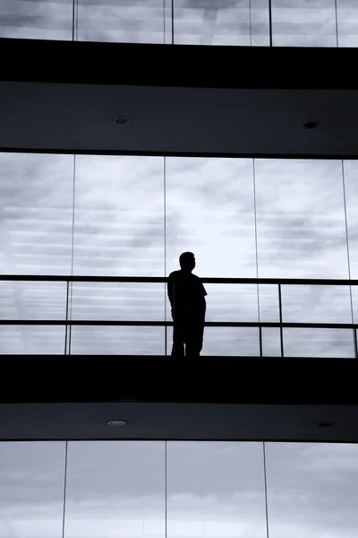 Junger Mann Silhouette Einem Modernen Bürogebäude — Stockfoto