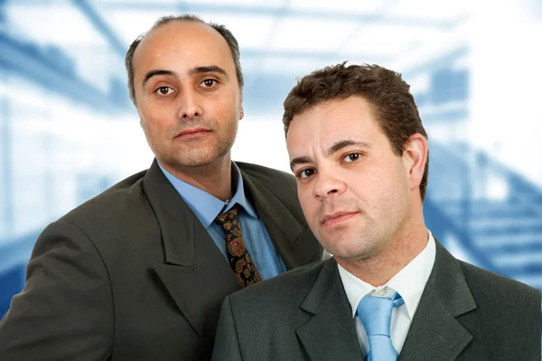 Δύο Άνδρες Των Επιχειρήσεων Στέκεται Στο Γραφείο — Φωτογραφία Αρχείου