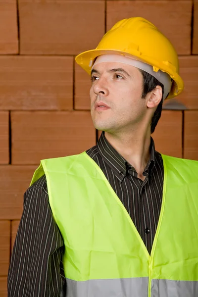 Engenheiro Com Chapéu Amarelo Com Uma Parede Tijolo Como Fundo — Fotografia de Stock