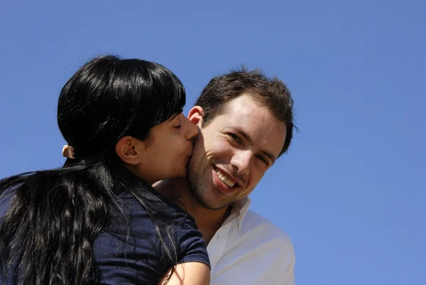 Casal Jovem Beijando Com Céu Como Fundo — Fotografia de Stock