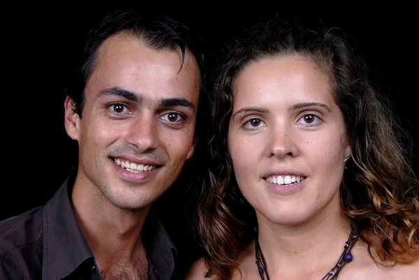 黑色背景上的年轻夫妇在一起肖像 — 图库照片