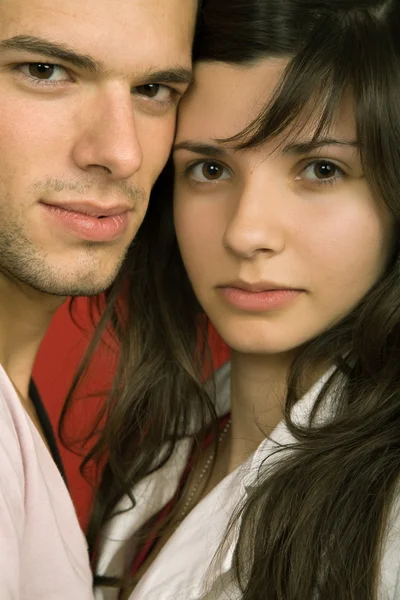 红色背景的年轻夫妇在一起肖像 — 图库照片