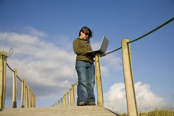 Young Woman Working Computer Beach — Stock Photo, Image