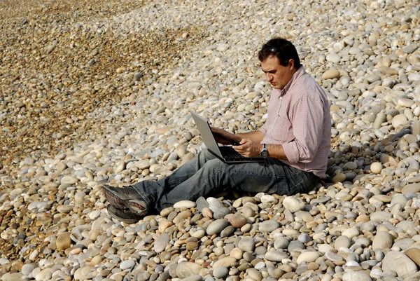 Plajda Laptop Ile Genç Casual Adam — Stok fotoğraf
