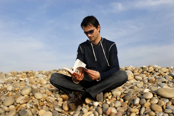 Junger Mann Mit Einem Buch Strand — Stockfoto