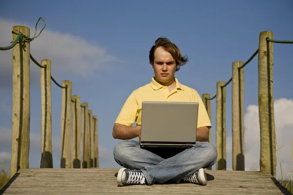 Νεαρός Άνδρας Εργασίας Τον Υπολογιστή Στην Παραλία — Φωτογραφία Αρχείου