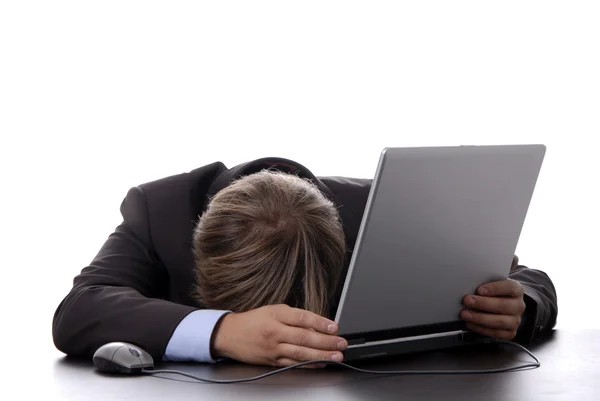 年轻商务男人睡在笔记本电脑上 — 图库照片