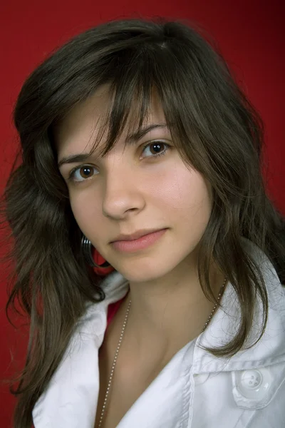 赤の背景に分離された若い女性の肖像画 — ストック写真
