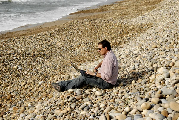 Jovem Homem Casual Com Laptop Praia — Fotografia de Stock