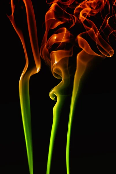 抽象的な色は黒の背景に煙 — ストック写真