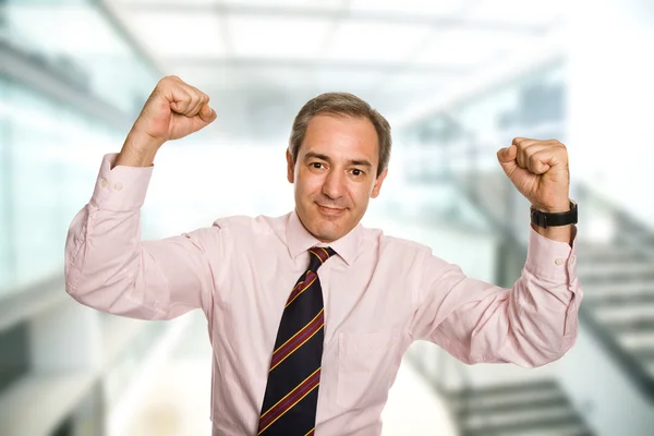 成功的业务人张开双臂作为一个胜利者 — 图库照片