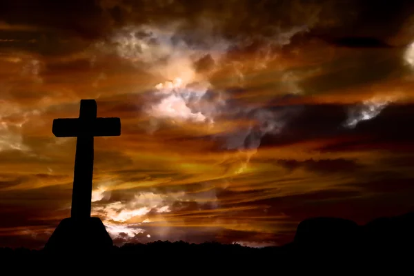 Σταυρός Σιλουέτα Και Σύννεφα Στο Ηλιοβασίλεμα — Φωτογραφία Αρχείου