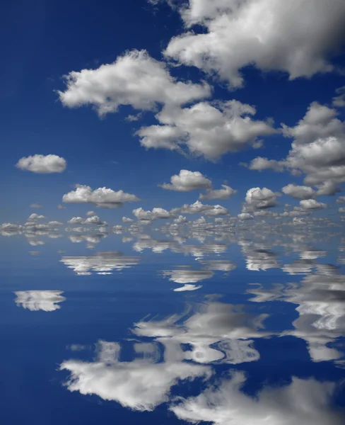 Nuages Blancs Dans Ciel Bleu Avec Réflexion Eau — Photo