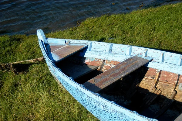 在土地的旧船 — 图库照片