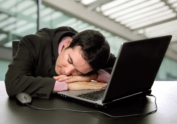 Młody Biznes Człowiek Śpi Laptopie — Zdjęcie stockowe