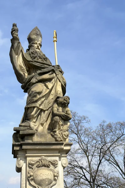 Ένα Άγαλμα Στη Γέφυρα Του Καρόλου Στην Πράγα Ευρώπη — Φωτογραφία Αρχείου