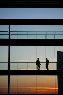 gün batımında bina siluet içinde iki işçi