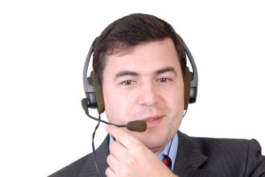 telefonla konuşan genç çağrı merkezi adam