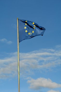 arka plan gökyüzü ile Avrupa bayrağı detay