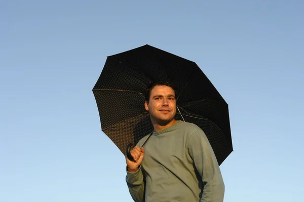 Günbatımı Işığı Şemsiye Ile Genç Adam — Stok fotoğraf