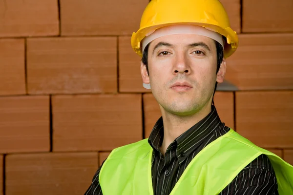 Ingenjör Med Gul Hatt Med Tegelvägg Som Bakgrund — Stockfoto