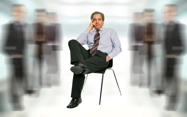 Ώριμη Επιχειρηματίας Σκέφτεται Καθισμένος Μια Καρέκλα — Φωτογραφία Αρχείου