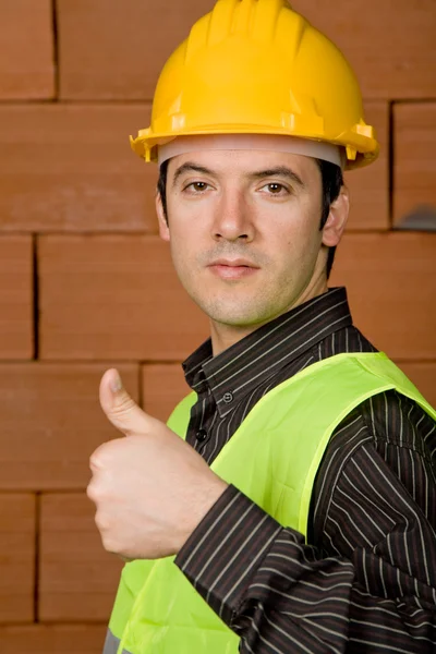Foreman Sarı Şapka Arka Plan Olarak Bir Tuğla Duvar — Stok fotoğraf