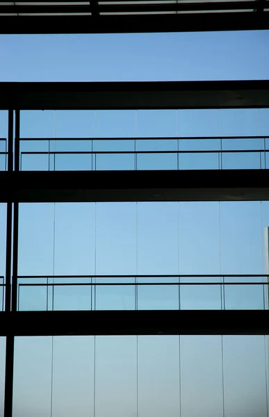 Modernes Gebäude Von Innen Mit Dem Himmel Als Hintergrund — Stockfoto