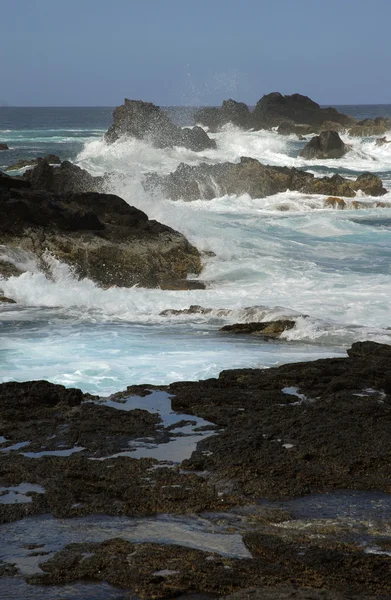Rocce Sulla Costa Con Onde Oceaniche — Foto Stock