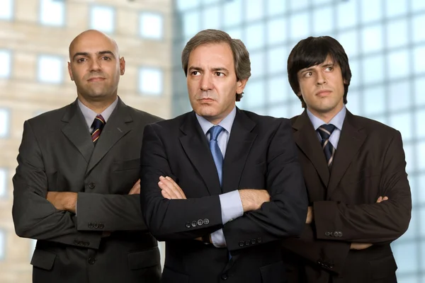 三个常设沉思的商务男士的团队 — 图库照片