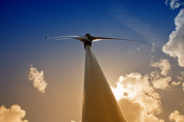 Moderní Bílý Větrná Turbína Nebo Větrný Mlýn Vyrábějící Energii — Stock fotografie