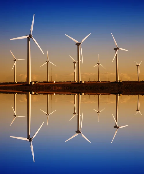 Turbinas Eólicas Blancas Con Reflexión Digital Sobre Agua — Foto de Stock