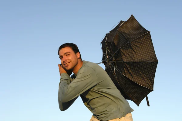 Fiatal Férfi Esernyővel Naplemente Fény — Stock Fotó