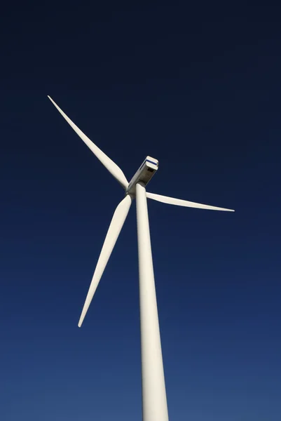 Moderna Turbina Eolica Bianca Mulino Eolico Producendo Energia — Foto Stock